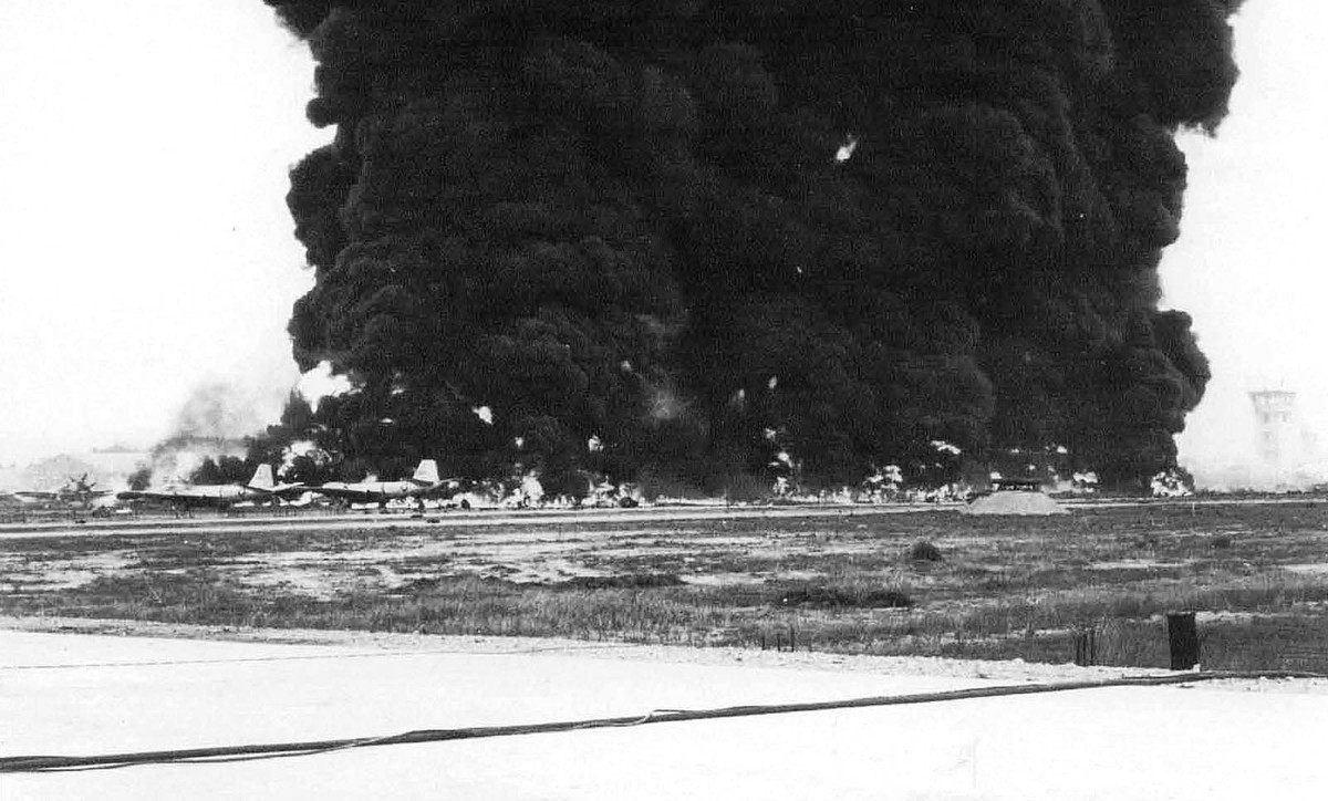 Vụ việc xảy ra khi một quả bom treo trên cánh của chiếc B-57 phát nổ khi đang đậu trong kho chứa, tạo ra một phản ứng dây chuyền. Nguồn ảnh: Flickr.