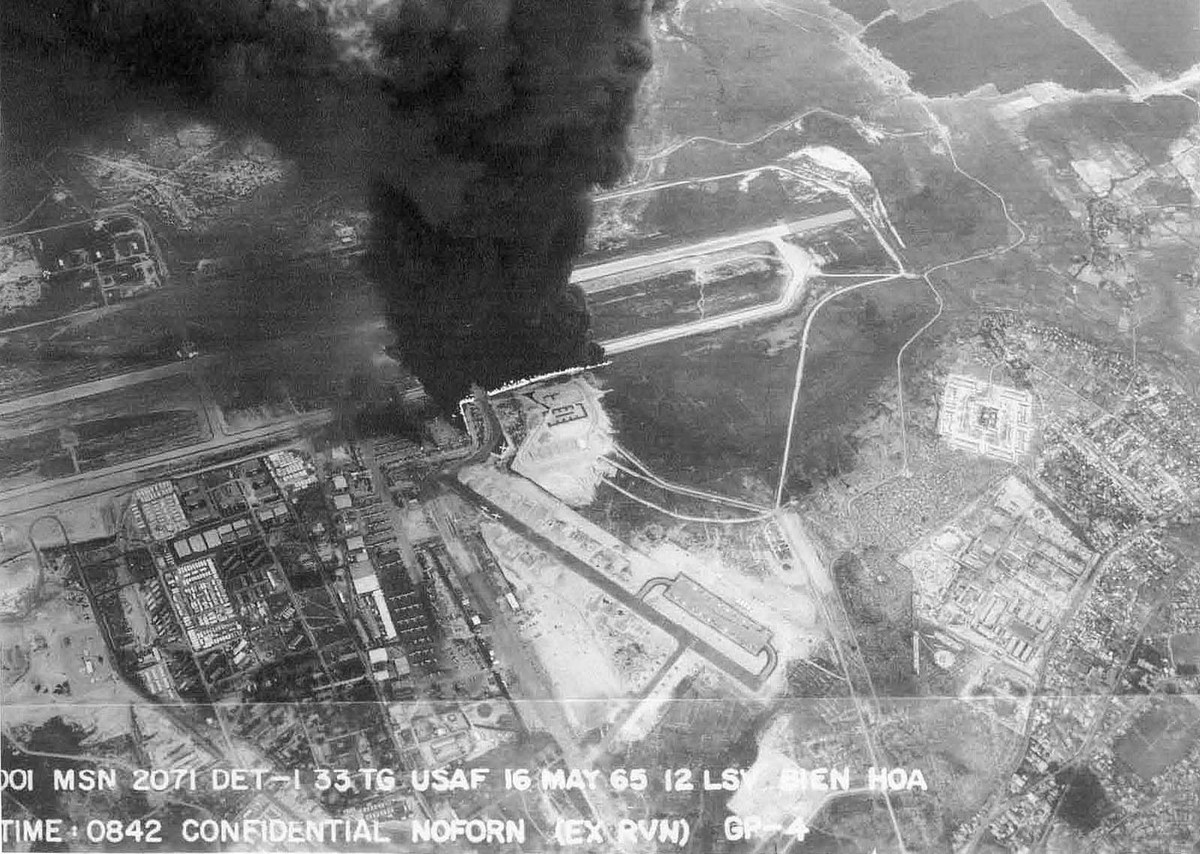 Chưa đầy nửa năm sau, vào tháng 5/1965, sân bay quân sự Biên Hòa lại tiếp tục chứng kiến một thảm họa nữa, lần này là tự Mỹ gây ra chứ không phải là do quân giải phóng. Nguồn ảnh: Flickr.