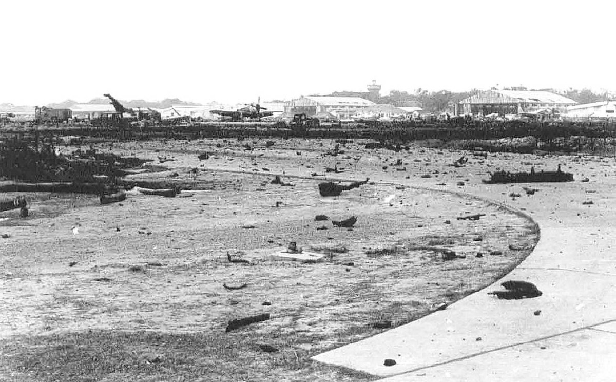 Chưa hết, 5 bể chứa nhiên liệu loại 50.000 gallon cũng phát nổ, gây ra trận hỏa hoạn lớn nhất kể từ khi Mỹ đặt chân tới Việt Nam. Nguồn ảnh: Flickr.