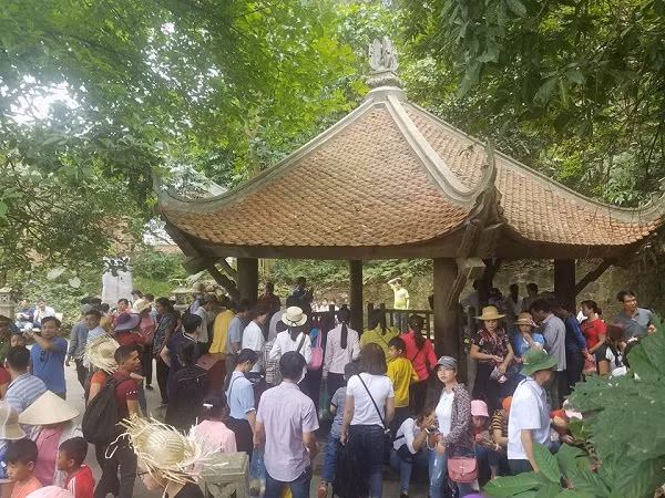 Giếng Rồng là nơi luôn thu hút lượng lớn du khách mỗi khi có dịp về Đền Hùng. Ảnh Ngô Hùng