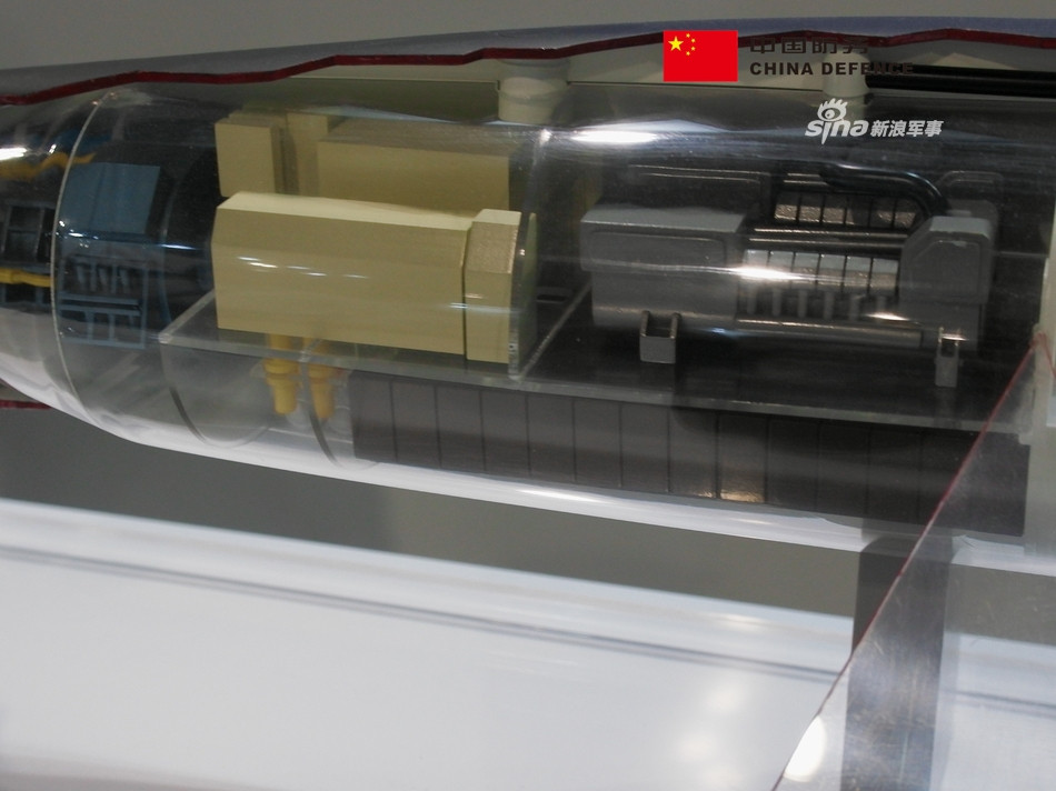 Việc Pháp mang tàu ngầm Scorpene đến DSA-2018 cho thấy tham vọng mở rộng thị trường vũ khí của Paris tại Đông Nam, vốn "nằm trong tay" Nga, Mỹ và Trung Quốc. Cận cảnh hệ thống máy phát điện, động cơ diesel, động cơ điện và pin năng lượng trong khoang máy của tàu ngầm Scorpene. Nguồn ảnh: Sina.