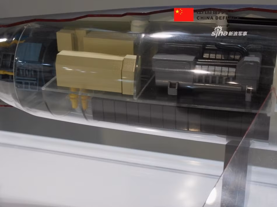 Việc Pháp mang tàu ngầm Scorpene đến DSA-2018 cho thấy tham vọng mở rộng thị trường vũ khí của Paris tại Đông Nam, vốn "nằm trong tay" Nga, Mỹ và Trung Quốc. Cận cảnh hệ thống máy phát điện, động cơ diesel, động cơ điện và pin năng lượng trong khoang máy của tàu ngầm Scorpene. Nguồn ảnh: Sina.