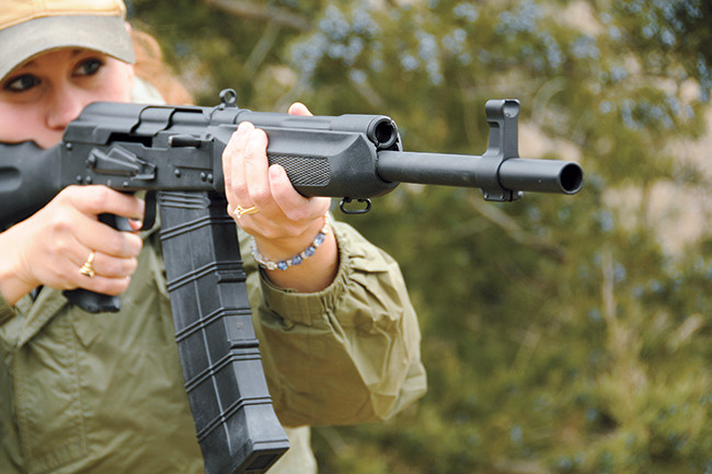 Hộp tiếp đạn của loại súng này có nhiều cỡ khác nhau, có thể cho phép nó nạp được từ 2 cho tới tận 30 viên. Tuy nhiên, phổ biến nhất vẫn là hộp tiếp đạn loại 8 hoặc 10 viên vì nó khá nhỏ gọn. Nguồn ảnh: Pinterest.