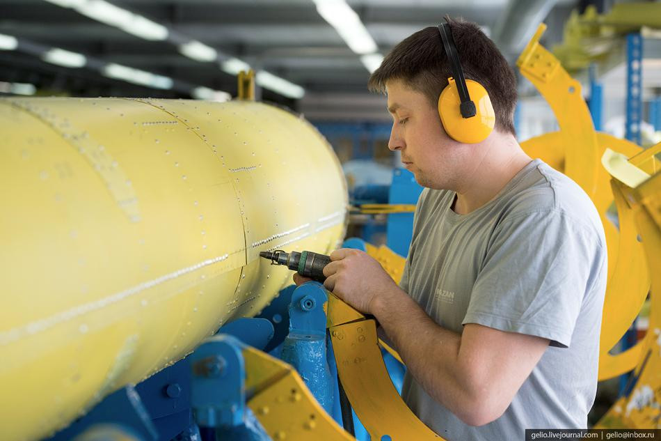 Tất nhiên là dưới sự hỗ trợ của các loại máy bắt vít tự động. Nguồn ảnh: Livejounal.