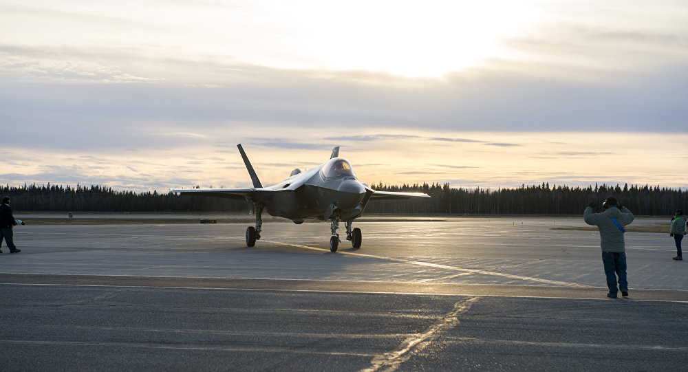 Cụ thể, Sputnik đăng tải thông tin được xác nhận bởi các phi công F-15 của Mỹ đóng quân ở căn cứ không quân Kadena, Nhật Bản. Cụ thể, kể từ khi 12 chiếc tiêm kích F-35A của Không quân Mỹ được triển khai tới khu vực này, các buổi huấn luyện mô phỏng không chiến giữa F-35A và F-15 đã được diễn ra thường xuyên. Nguồn ảnh: F-35.