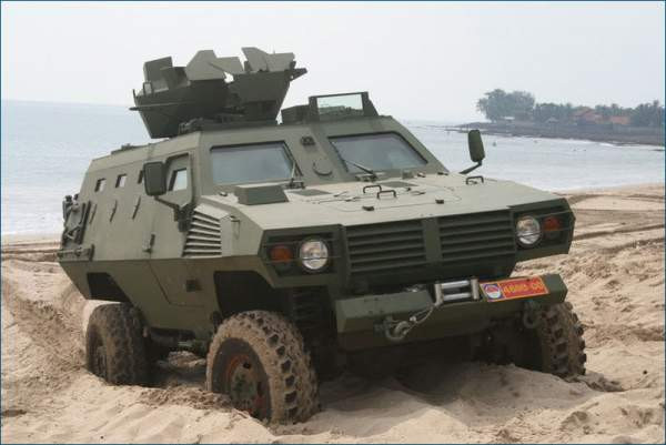 Xe chiến thuật bọc thép P2 Komando cũng do Indonesia sản xuất và hiện đang được sử dụng bởi lực lượng Sri Lanka. Có thể nói, về quy mô xuất khẩu vũ khí của Indonesia, rõ ràng Singapore thua một bậc, chỉ có điều vũ khí của Indonesia không được xuất khẩu rộng rãi tới các nước châu Âu và châu Mỹ mà thôi. Nguồn ảnh: Defencepk.