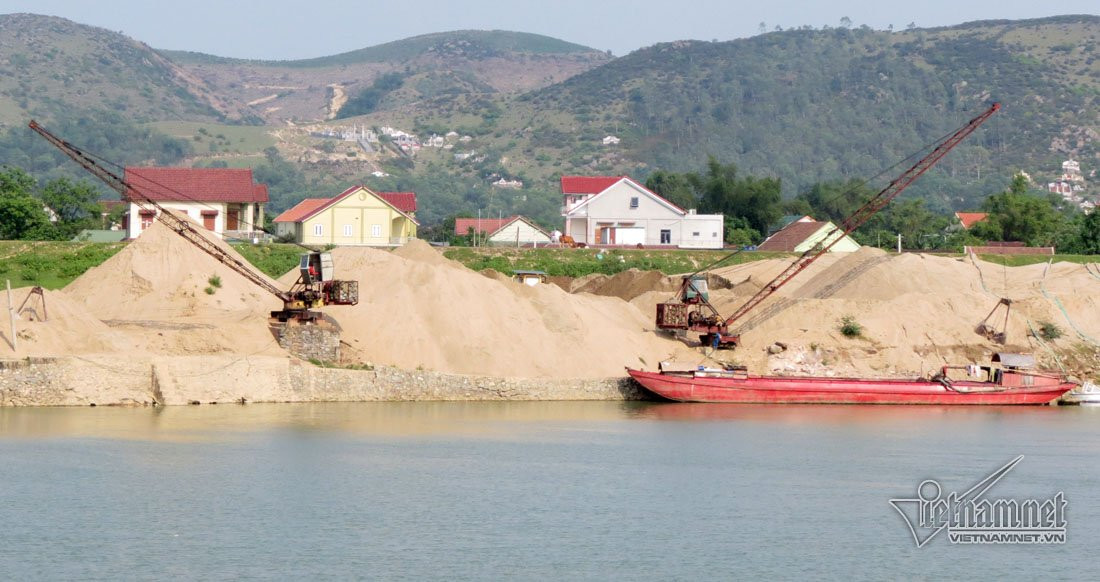Bãi cát không phép của công ty TNHH khai thác cát sạch Yến Nhi nằm sát cầu đường sắt Bãi cát không phép của công ty TNHH khai thác cát sạch Yến Nhi nằm sát cầu đường sắt