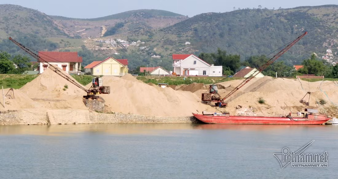 Bãi cát không phép của công ty TNHH khai thác cát sạch Yến Nhi nằm sát cầu đường sắt