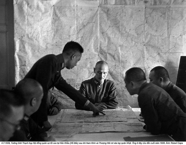 Tưởng Giới Thạch (giữa) cùng các tướng lĩnh cấp cao của mình họp tại Hàn Khẩu, Hồ Bắc sau khi Thượng Hải và Nam Kinh rơi vào tay quân Nhật. Nguồn ảnh: Flickr.