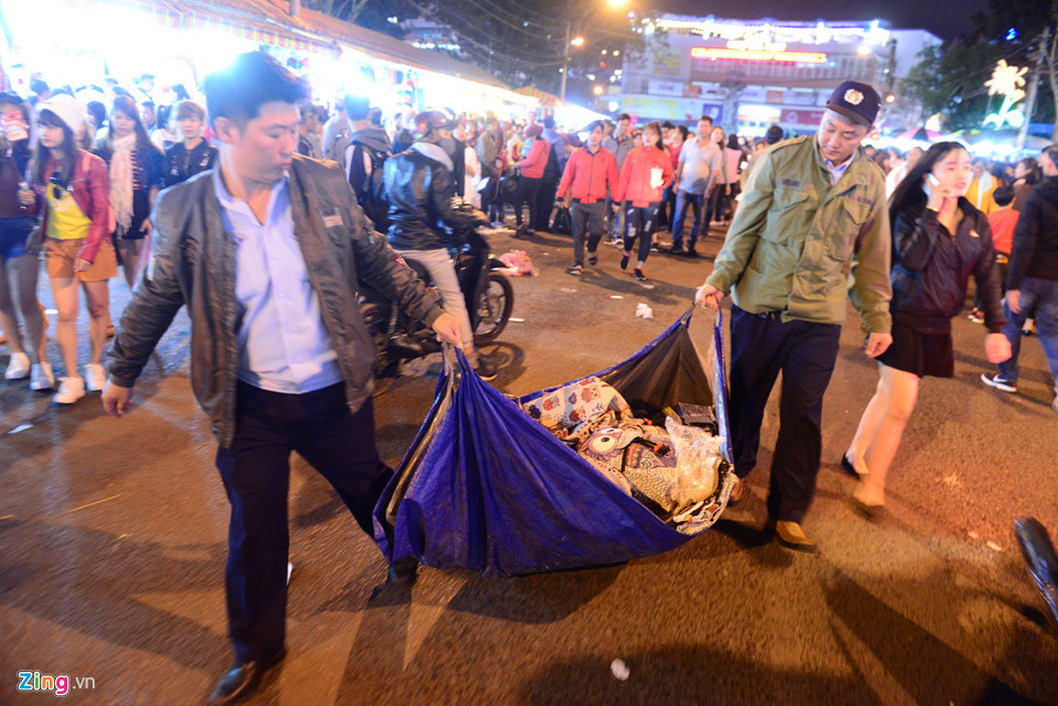 Lực lượng trật tự đô thị tịch thu một quầy hàng lấn chiếm lòng đường.