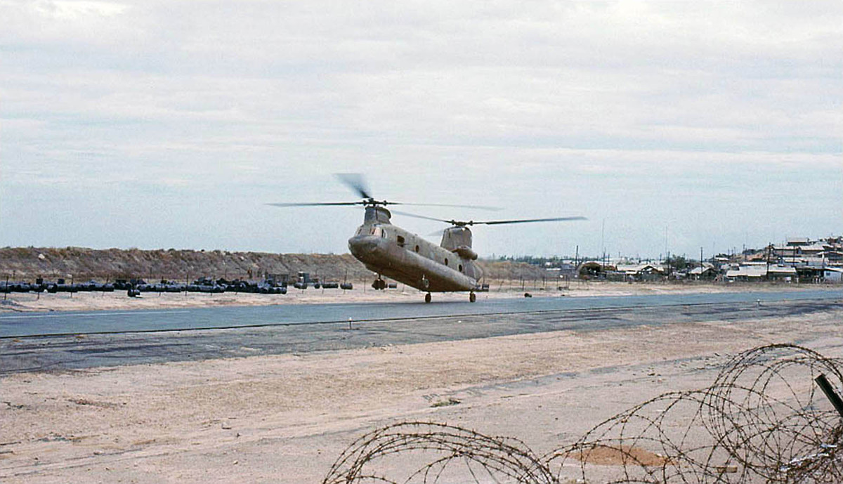 Trực thăng CH-47 tại sân bay Đức Phổ. Nguồn ảnh: Flickr.