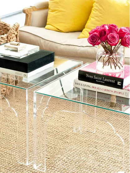 Kính cường lực là vật liệu trang trí phổ biến mà bạn có thể nhìn thấy ở rất nhiều ngôi nhà.Chất liệu kính cường lực rất phù hợp với những không gian nhỏ. Những chiếc bàn cà phê làm từ kính cường lực sẽ giúp không gian trở nên rộng rãi, sáng sủa hơn cũng như cải thiện thiết kế tổng thể của toàn bộ căn phòng nhỏ.