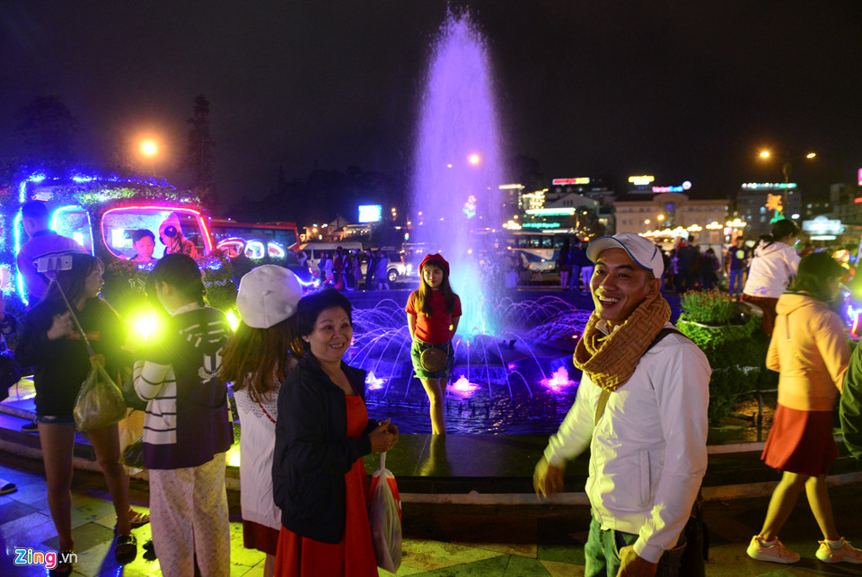 Khu vực này bày trí các tiểu cảnh là những chiếc xe được gắn hoa, vòi phun nước khiến du khách thích thú tạo dáng chụp ảnh.