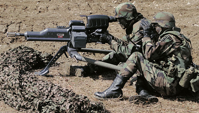 Khẩu súng phóng lựu này có tổng trọn lượng là 22,7 kg, chiều dài 1326 mm, trong đó chiều dài nòng súng là 638 mm và có kíp chiến đấu yêu cần 2 người. Nguồn ảnh: Wards.