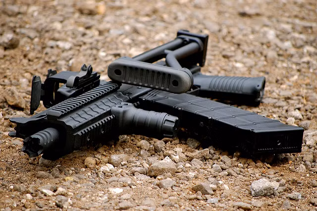 Khẩu Saiga 12 khi được gấp báng có kích thước rất nhỏ gọn nhưng uy lực vẫn cực kỳ ghê gớm. Nguồn ảnh: Pinterest.