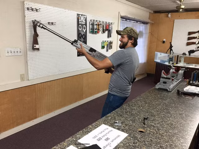 Thực tế thì thương hiệu Kalashikov huyền thoại của Liên Xô không được bảo hộ tại Mỹ, vậy nên các nhà sản xuất súng và các công ty độ súng chuyên nghiệp của Mỹ có thể thoải mái sử dụng thương hiệu này mà không sợ bị... kiện. Dù vậy, những khẩu súng AK do Liên Xô và Nga sản xuất vẫn luôn đắt hàng hơn những khẩu súng tương tự được sản xuất tại Mỹ. Nguồn ảnh: Armlist.