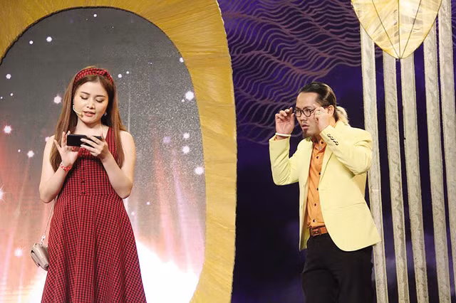 Nghệ sĩ Nguyễn Công Vượng trong vở kịch “Dưới ánh đèn”. Ảnh: TL