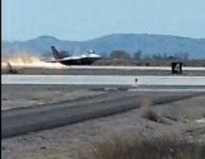 Hình ảnh trích từ camera của sân bay cho thấy chiếc F-22 đã hạ cánh bằng bụng ngay khi vừa nhấc bánh lên khỏi mặt đất do chết máy. Rất may vu việc không xảy ra thương vong. Nguồn ảnh: Sina.