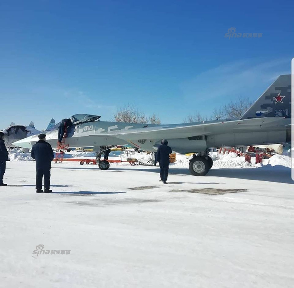 Trần bay tối đa của loại máy bay chiến đấu hiện đại nhất nước Nga này vào khoảng 20.000 mét. Điểm khác biệt đầu tiên được báo giới Nga tiết lộ giữa động cơ Izdeliye 30 và Saturn AL-41F1 đó là động cơ mới cho lực đẩy/trọng lực nhiều hơn (1,16) so với động cơ cũ (1,02). Nguồn ảnh: Sina.