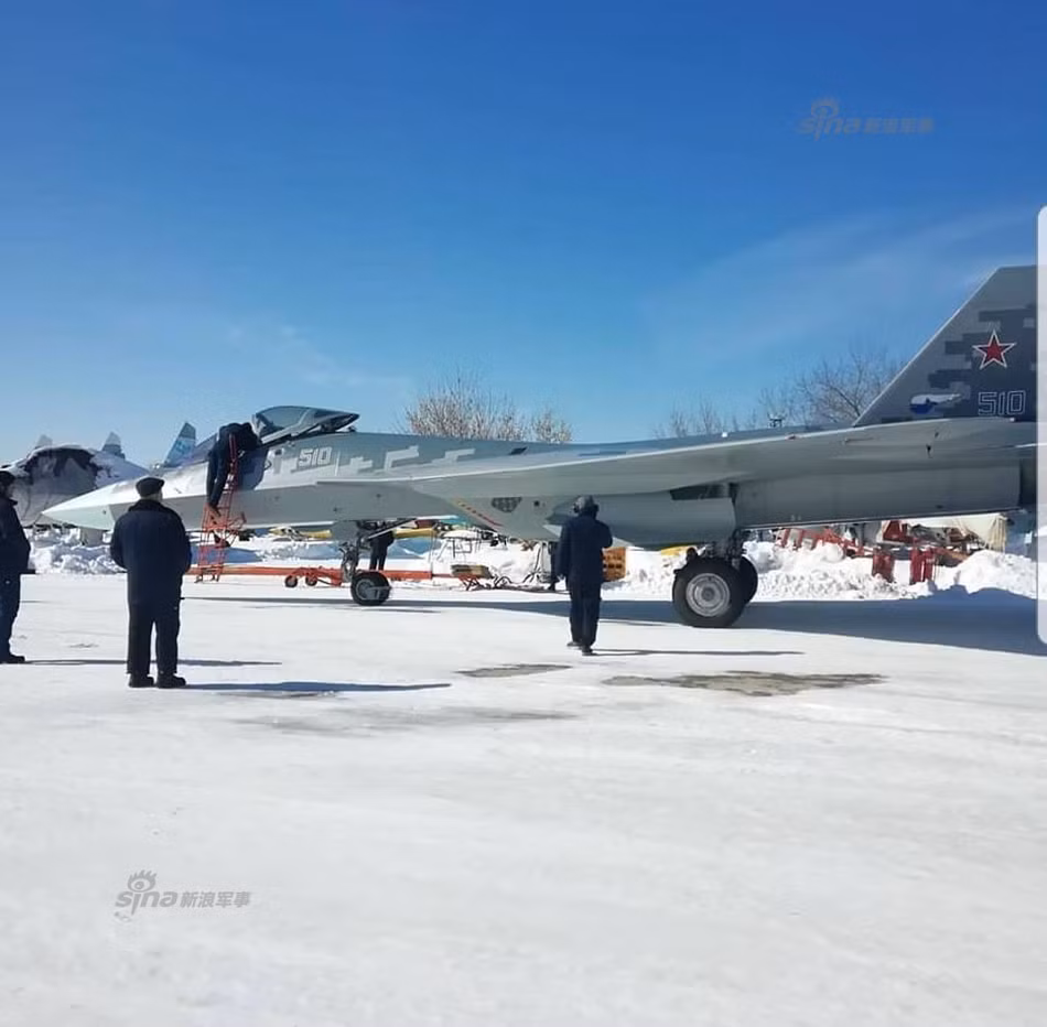 Trần bay tối đa của loại máy bay chiến đấu hiện đại nhất nước Nga này vào khoảng 20.000 mét. Điểm khác biệt đầu tiên được báo giới Nga tiết lộ giữa động cơ Izdeliye 30 và Saturn AL-41F1 đó là động cơ mới cho lực đẩy/trọng lực nhiều hơn (1,16) so với động cơ cũ (1,02). Nguồn ảnh: Sina.