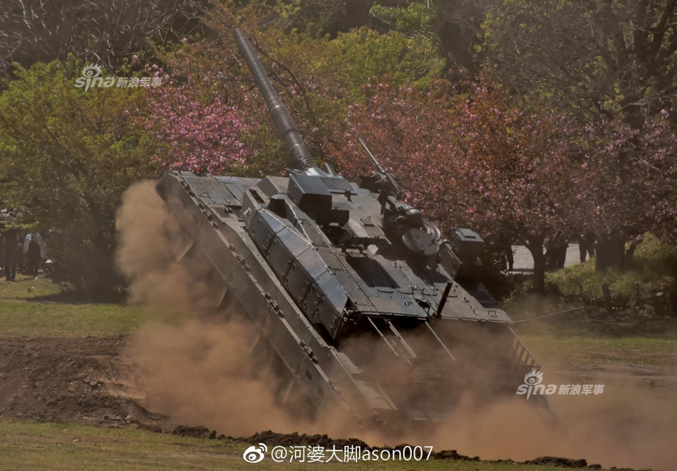 Tuy đắt đỏ, nhiều chuyên gia quân sự vẫn phải công nhận rằng Type 10 rõ ràng là "đắt xắt ra miếng" với những tính năng phòng vệ, tấn công của nó được đánh giá là tương đương với các siêu xe tăng chủ lực chiến trường của Mỹ và Nga hiện tại. Nguồn ảnh: Sina.