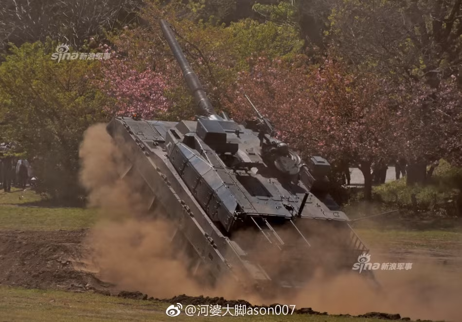 Tuy đắt đỏ, nhiều chuyên gia quân sự vẫn phải công nhận rằng Type 10 rõ ràng là "đắt xắt ra miếng" với những tính năng phòng vệ, tấn công của nó được đánh giá là tương đương với các siêu xe tăng chủ lực chiến trường của Mỹ và Nga hiện tại. Nguồn ảnh: Sina.