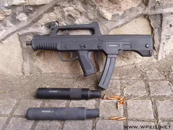 Bù lại, cỡ đạn 5,8x21mm lại có uy lực rất lớn, nó có sức công phá tốt như một viên đạn của súng trường tấn công, nhất là ở khoảng cách gần. Tầm bắn tối đa của khẩu súng này vào khoảng 400 mét. Nguồn ảnh: Wpell.