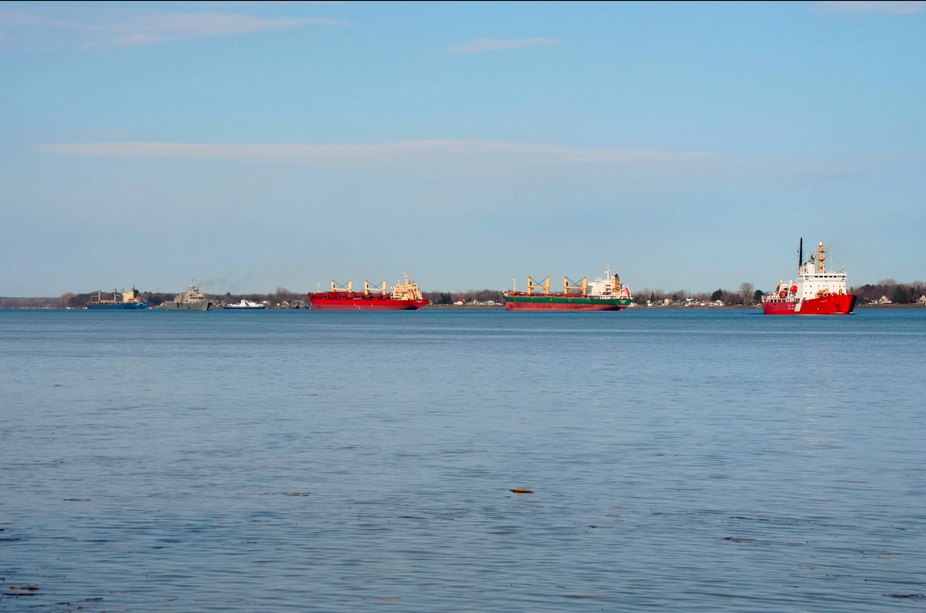 Sau ba tháng bị mắc kẹt ở cảng Montreal, giới báo chí Mỹ đã gọi đây là một "bài học từ mẹ tự nhiên" dành cho những tàu chiến hiện đại và kiêu ngạo của nước này. Nguồn ảnh: Twitter.