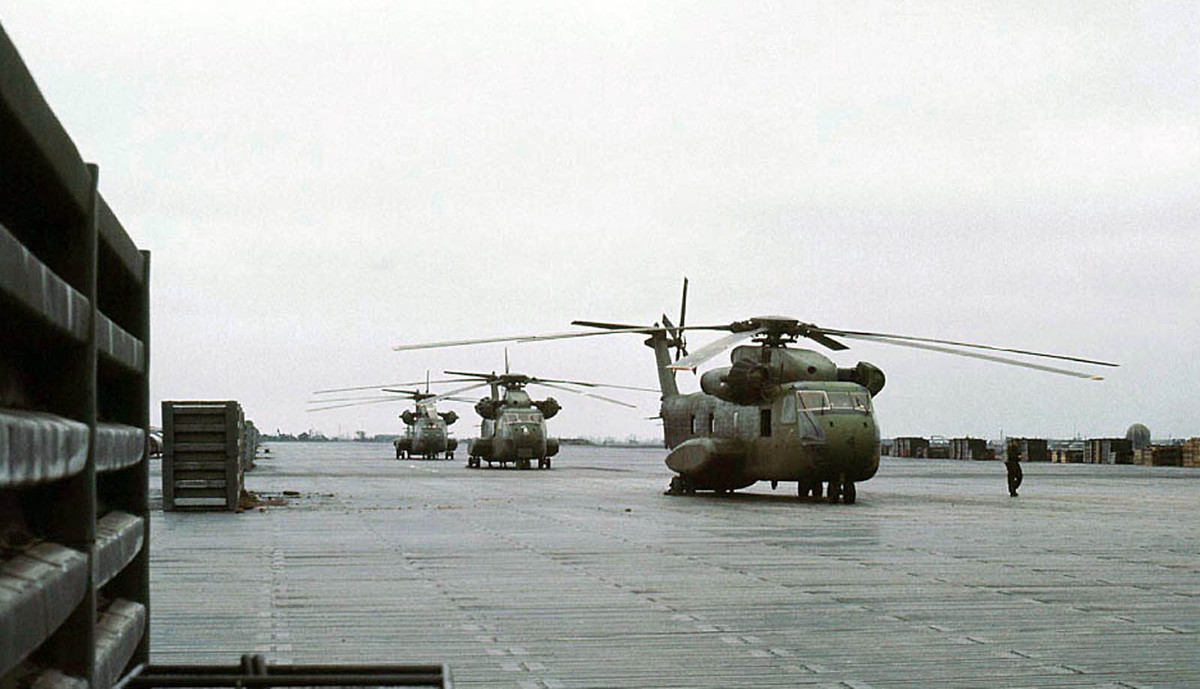 Cận cảnh các trực thăng CH-53 tại sân bay Đức Phổ. Nguồn ảnh: Flickr.