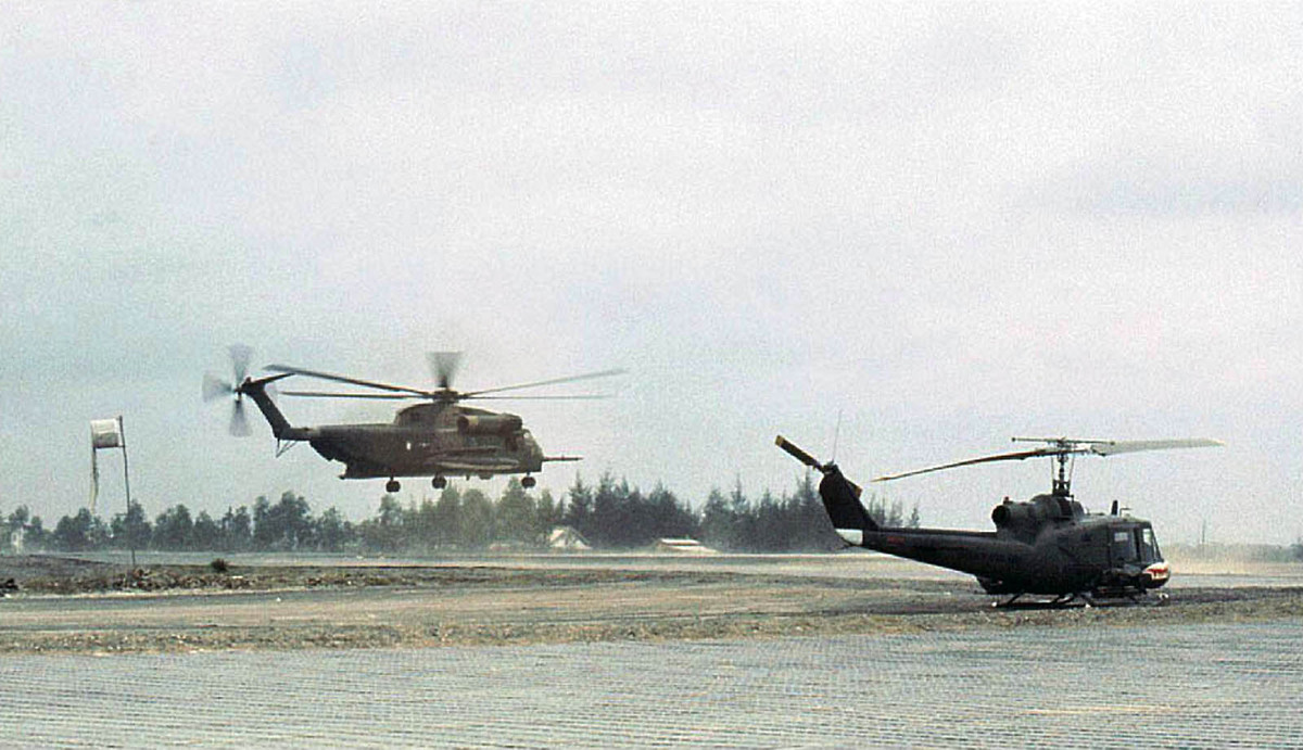 Trực thwang H-53 của Không quân Hải quân Mỹ bên cạnh một chiếc UH-1 tại bãi đỗ trực thăng trên sân bay Đức Phổ. Nguồn ảnh: Flickr.