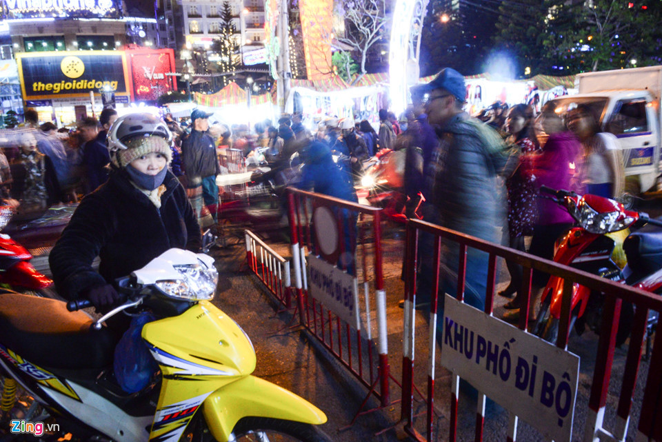 Đầu chợ đêm, lực lượng chức năng dựng rào chắn, không cho xe máy chạy vào trong nên những cư dân địa phương phải dắt bộ xe, tìm lối khác để về nhà.