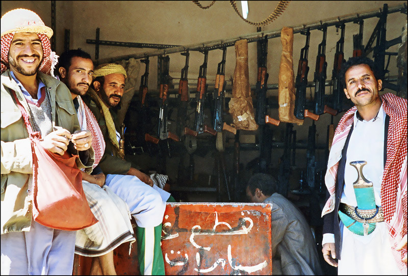 Sau cuộc chiên tranh Liên Xô - Afghanistan, những kho vũ khí khổng lồ của Liên Xô bị bỏ lại tại đây có khả năng cung cấp đủ vũ khí cho toàn bộ người dân ở đất nước này. Đây cũng là lý do tại sao súng trường tấn công AK-47 lại rất phổ biến và có giá cực kỳ rẻ. Nguồn ảnh: Anjz.