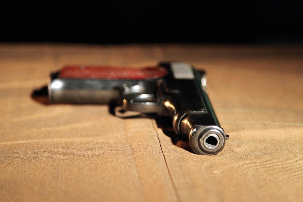 Có trọng lượng rỗng 1,22 kg, khẩu súng này có chiều dài tổng thể 225 mm không kể báng, trong đó chiều dài nòng súng là 140 mm. Súng sử dụng cỡ đạn 9x18mm hoặc 9x19mm tùy từng phiên bản khác nhau. Nguồn ảnh: Pinterest.