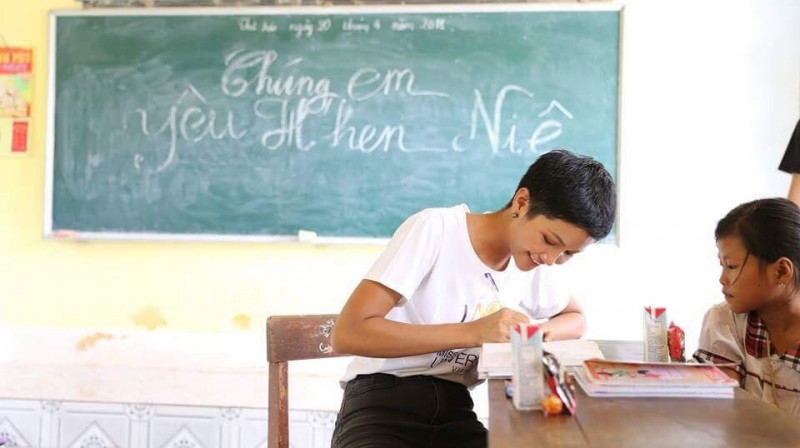 Các em nhỏ tại đây rất yêu quý H’Hen Niê.