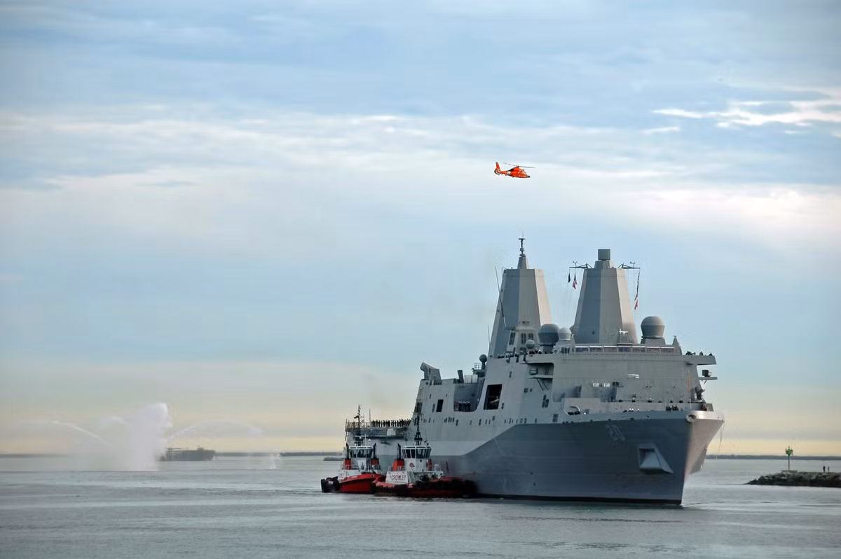 Tàu vận tải đổ bộ lớp San Antonio của Hải quân Mỹ được ra đời để thay thế cho cùng lúc ba lớp tàu vận tải kiểu cũ của Hải quân nước này bao gồm lớp Austin (vận tải đổ bộ), lớp Newport (tàu há mồm) và lớp Charleston (tàu chở hàng). Nguồn ảnh: USNI.