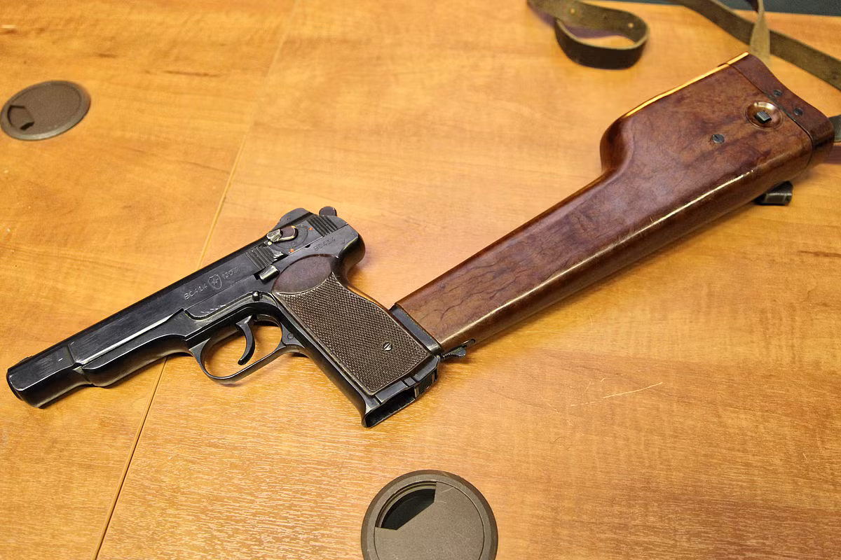 Thực chất, khẩu Stechkin APS này của Liên Xô đã từng được coi là khẩu súng tiểu liên, do nó có khả năng bắn liên thanh không khác gì các loại súng tiểu liên thời bấy giờ. Tuy nhiên khi tháo báng súng ra, nó lại có hình dáng nhỏ nhắn của một khẩu súng ngắn. Nguồn ảnh: Rifle.