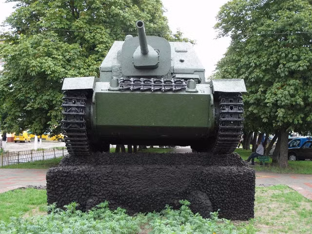 Dựa trên các tài liệu lịch sử được ghi chép lại bởi Hồng quân Liên Xô, những khẩu pháo 76mm trên chiếc Su-76i hoàn toàn không có khả năng xuyên được giáp mặt của xe tăng Tiger. Tuy nhiên nếu ở khoảng cách gần khoảng 100 mét, khẩu pháo này chỉ có thể bắn xuyên qua mặt giáp phía trước của Panzer III hay Panzer IV. Nguồn ảnh: Wiki.