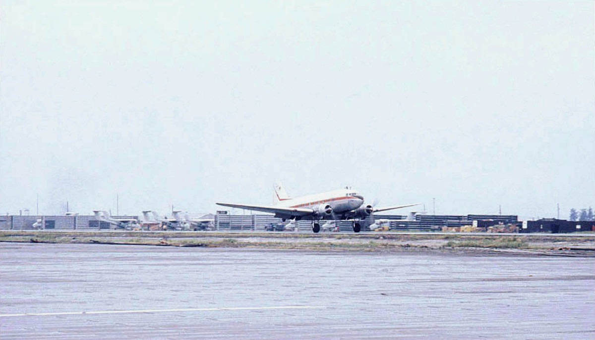 C-47 phiên bản máy bay chở khách cất cánh từ sân bay Đức Phổ. Đây là sân bay quân sự - dân sự kết hợp giống với cách thức hoạt động của Sân bay Đà Nẵng và Sân bay Tân Sơn Nhứt trong Chiến tranh Việt Nam. Nguồn ảnh: Flickr.