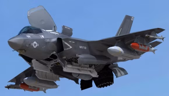 Thêm vào đó, do có tốc độ tối đa không cao, F-35 cũng khó có thể sử dụng lợi thế tốc độ để vượt ra ngoài tầm truy đuổi của các chiến đấu cơ đối địch. Điều này đã thể hiện rất rõ trong các bài chiến đấu mô phỏng khi phi công điều khiển F-35 gần như không có cách này để thoát khỏi sự truy đuổi của đối phương nếu "chót" để đối phương vòng ra sau lưng mình. Nguồn ảnh: Tube.