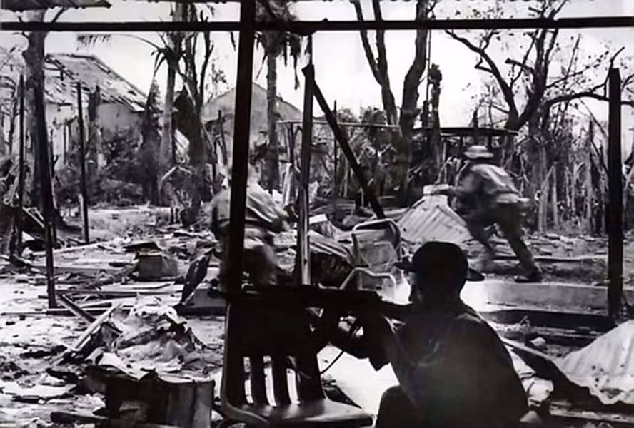 Cuộc chiến trong Thị xã Quảng Trị diễn ra cực kỳ quyết liệt nhưng cũng không kém phần khó khăn với cả hai bên do môi trường tác chiến trong đô thị rất khó huy động hỏa lực mạnh. Nguồn ảnh: Flickr.