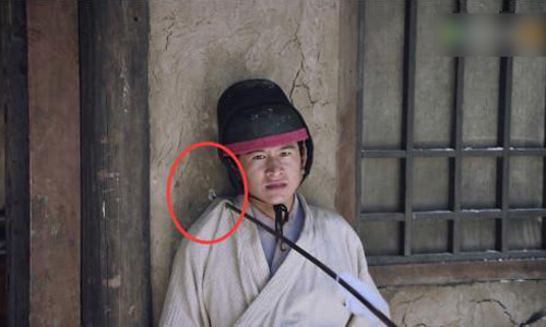 Nhưng ở ngay cảnh sau thì vị trí mũi tên bị thay đổi, lệch khá nhiều so với trước đó.