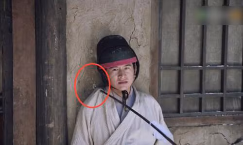 Nhưng ở ngay cảnh sau thì vị trí mũi tên bị thay đổi, lệch khá nhiều so với trước đó.