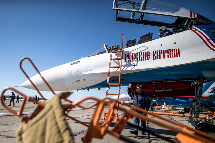 Do có quá nhiều đội bay tập trung tại đây, sân bay này chỉ cho phép một đội bay bay tập cùng lúc trên không để tránh những trường hợp đáng tiếc. Nguồn ảnh: TASS.