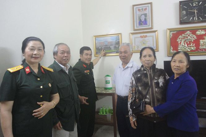 Từ phải sang: Các cựu thành viên kíp xe tăng 390 Vũ Đăng Toàn (thứ ba), Ngô Sĩ Nguyên (thứ tư), Nguyễn Văn Tập (thứ 5) bên những người thân. Ảnh: Kiến Nghĩa.