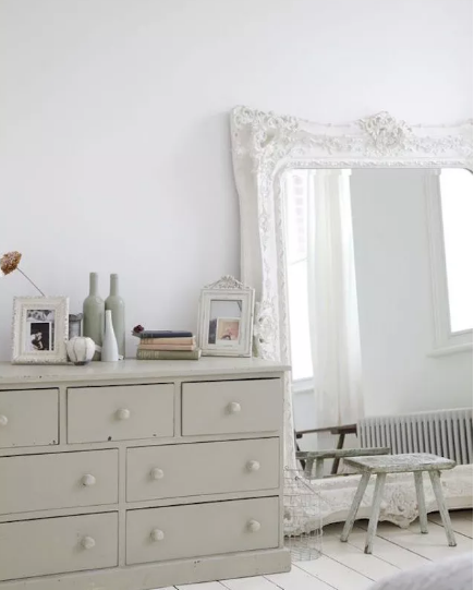 Một chiếc gương sáng sẽ làm cho không gian phòng trông rộng hơn, trang nhã hơn vì vậy đừng bỏ lỡ cơ hội treo gương trong nhà mình. Bạn cũng nên nhớ rằng, gương càng lớn thì không gian nhà bạn càng rộng ra.