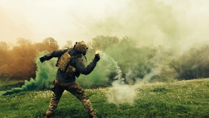 Kể từ Chiến tranh Thế giới thứ hai, tầm quan trọng của lựu đạn khói đã được thể hiện rất rõ với tính ứng dụng rất cao. Kể từ đó, loại lựu đạn này đã trở thành vật "bất ly thân" của nhiều sĩ quan chỉ huy và binh lính trên chiến trường. Nguồn ảnh: Pinterest.