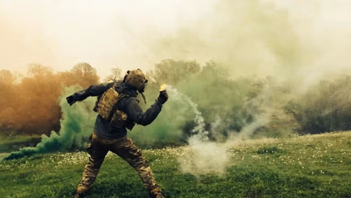 Kể từ Chiến tranh Thế giới thứ hai, tầm quan trọng của lựu đạn khói đã được thể hiện rất rõ với tính ứng dụng rất cao. Kể từ đó, loại lựu đạn này đã trở thành vật "bất ly thân" của nhiều sĩ quan chỉ huy và binh lính trên chiến trường. Nguồn ảnh: Pinterest.