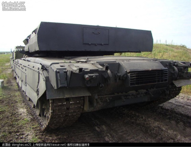 Xe tăng chủ lực chiến trường T-80UM2 có trọng lượng tổng cộng gần 50 tấn, xe có kích thước rất lớn với chiều dài lên tới 7 mét, rộng 3,58 mét và cao 1,8 mét. Nguồn ảnh: Hecao.