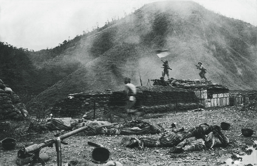 Quân giải phóng của ta chiếm căn cứ Đầu Mấu - một trong những cứ điểm phòng thủ chủ chốt nhất của quân đội Sài Gòn ở Vùng Một chiến thuật. Việc chiếm được Đầu Mấu có giá trị rất lớn cho các trận đánh trong Chiến dịch Xuân - Hè 1972. Nguồn ảnh: Flickr.