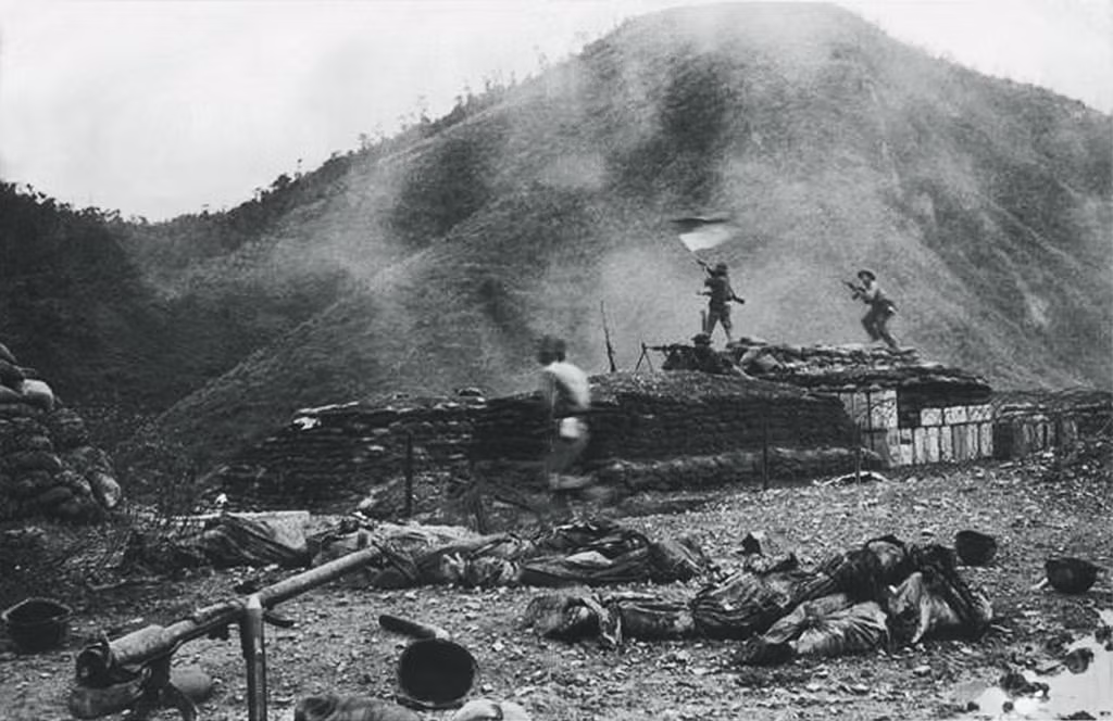 Quân giải phóng của ta chiếm căn cứ Đầu Mấu - một trong những cứ điểm phòng thủ chủ chốt nhất của quân đội Sài Gòn ở Vùng Một chiến thuật. Việc chiếm được Đầu Mấu có giá trị rất lớn cho các trận đánh trong Chiến dịch Xuân - Hè 1972. Nguồn ảnh: Flickr.